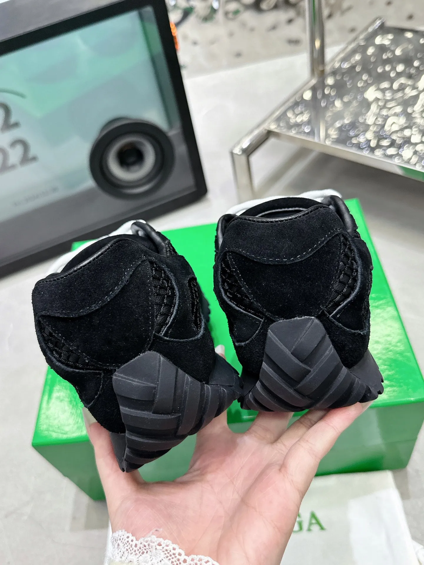 👟👟Ex-factory price 560👟👟 Men ➕20 💰𝐁𝐨𝐭𝐭𝐞𝐠𝐚 𝐕𝐞𝐧𝐞𝐭𝐚 Bodie Home Couple Style 👫BV Sports Shoes Wang Yibo Same Style Casual shoes for couples and dad shoes! Runner sneakers! Original purchase and development! Made of original lightweight technical mesh fabric, the same as the original version! The process is complicated! Paired with a geometric pattern designed rubber outsole, the higher version of the Wang Zha series is actually much taller, but the legs still look slim. Very nice. Durable and durable to play with, standard and version-matching shoe-packing technology. Look for high-end versions. The original outsole is exclusively molded, and the color-blocked TPU outsole is used. The material and weight are the same as the original! Size: Women’s size 35-41 (40 and 41 customized, non-refundable) Men’s size 39-45 (45 customized, non-refundable)